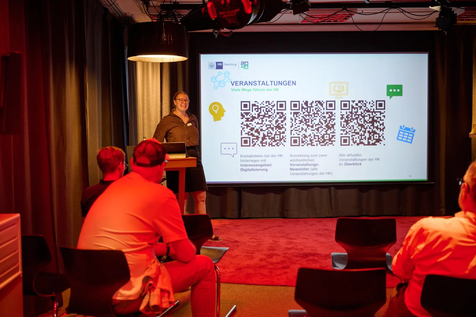 Wrap-up auf der Bühne im Prismeo Showroom