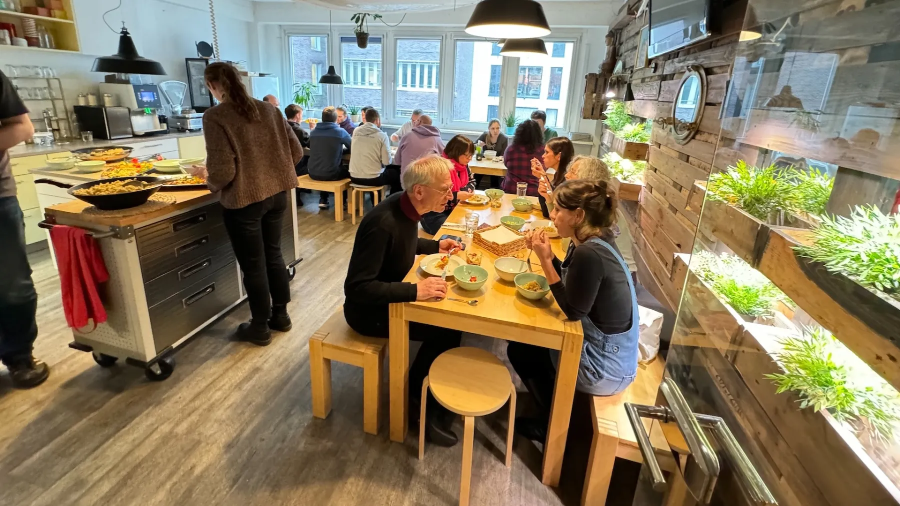 Lunch am gedeckten Tisch in der Hongkong Kitchen